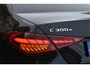 Mercedes-Benz C-klasse 300 e AMG Line 313 pk | NL-Auto | 8x velgen + banden | Trekhaak | Open dak | Virtual cockpit | Camera | Carplay | Sfeerverlichting | Full LED | LM-Velgen | NAP