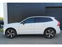 Volvo XC60 2.0 T6 Plug-in hybrid AWD Plus Dark Long Range | Harman Kardon | Elektrische verstelbare voorstoelen incl. geheugen | Adaptieve cruise control incl. BLIS | Stuurwielverwarming | Stoelverwarming voor & achter | Panoramisch schuif/kanteldak |