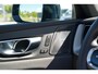 Volvo XC60 2.0 T6 Plug-in hybrid AWD Plus Dark Long Range | Harman Kardon | Elektrische verstelbare voorstoelen incl. geheugen | Adaptieve cruise control incl. BLIS | Stuurwielverwarming | Stoelverwarming voor & achter | Panoramisch schuif/kanteldak |