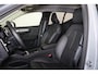 Volvo XC40 B3 Plus Dark - Panorama/schuifdak - IntelliSafe Assist & Surround - 360º Camera - Harman Kardon audio - Adaptieve LED koplampen - Verwarmde voorstoelen & stuur - Parkeersensoren voor & achter - Elektr. bedienb. voorstoelen met geheugen links - Draadloze tel. lader - Extra getint glas - 19' LMV