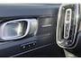 Volvo XC40 B3 Plus Dark - Panorama/schuifdak - IntelliSafe Assist & Surround - 360º Camera - Harman Kardon audio - Adaptieve LED koplampen - Verwarmde voorstoelen & stuur - Parkeersensoren voor & achter - Elektr. bedienb. voorstoelen met geheugen links - Draadloze tel. lader - Extra getint glas - 19' LMV