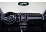 Volvo XC40 B3 Plus Dark - Panorama/schuifdak - IntelliSafe Assist & Surround - 360º Camera - Harman Kardon audio - Adaptieve LED koplampen - Verwarmde voorstoelen & stuur - Parkeersensoren voor & achter - Elektr. bedienb. voorstoelen met geheugen links - Draadloze tel. lader - Extra getint glas - 19' LMV