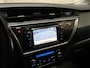 Toyota Auris 1.8 Hybrid Sport Automaat (NAVIGATIE, CAMERA, STOELVERWARMING, SPORTSTOELEN, LM VELGEN, KEYLESS, CRUISE, NIEUWSTAAT)