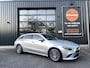 Mercedes-Benz CLA Shooting Brake 180 AUT. MULTI BEAM|SFEERVERLICHTING|DISTRONIC|CARPLAY|CAMERA|CREME LEDEREN BEKLEDING|ORIGINEEL NEDERLANDS