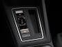 Volkswagen Golf 1.0 eTSI 110pk DSG Life · Camera · Dodehoeksensor · Adaptive Cruise Control · Apple/Android Car Play · Sfeerverlichting · Navigatie · Elek. Inklapbare Spiegels ·