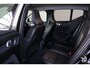 Volvo XC40 T4 Recharge Inscription - IntelliSafe Assist - Parkeercamera achter - Verwarmde voorstoelen & stuur - Parkeersensoren voor & achter - Draadloze tel. lader - Extra getint glas - Elektr. inklapbare trekhaak - 19' LMV