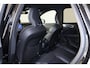Volvo XC60 B5 250pk R-Design - Intellisafe Assist - Bowers & Wilkins audio - Geventileerd Nappa leder - Elektr. bedienb. voorstoelen met geheugen - Verwarmbare voorstoelen & stuurwiel - Achteruitrijcamera - Parkeersensoren voor & achter - Adaptieve LED koplampen - Elektr. inklapbare trekhaak