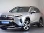 Toyota RAV4 2.5 Plug-in Hybrid AWD Style | Botsherkenning | Adaptive Cruise Control | Achteruitrijcamera | Apple CarPlay/ Android Auto | Stoelverwarming | Carkit | Inc. 220v Laadkabel