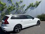 Volvo V60 Plug-in Hybrid T8 AWD R-Design | Bowers & Wilkins audio | FOUR-C actief onderstel | Trekhaak | 360 camera | Adaptive cruise control | Gelamineerde zijruiten | Stoel- en stuurverwarming | Verwarmbare achterbank | Actieve LED koplampen | Standkachel | Verwarmbare voorruit | Navigatie | Apple Carplay / Android Auto |