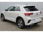 Volkswagen T-Roc 1.5-150pk R-Line Edition DSG-AUTOMAAT ! Gun u het comfort van een automaat ! Slechts 16.500km ! Stoel- en stuurwielverw., IQ-light, Adaptieve cruise cntrl, Navigatie by Apple Carplay/Android auto, Autm. airco dual, Camera, Elektr. achterklep etc.