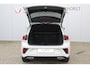 Volkswagen T-Roc 1.5-150pk R-Line Edition DSG-AUTOMAAT ! Gun u het comfort van een automaat ! Slechts 16.500km ! Stoel- en stuurwielverw., IQ-light, Adaptieve cruise cntrl, Navigatie by Apple Carplay/Android auto, Autm. airco dual, Camera, Elektr. achterklep etc.