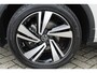 Volkswagen T-Roc 1.5-150pk R-Line Edition DSG-AUTOMAAT ! Gun u het comfort van een automaat ! Slechts 15.000km ! Stoel- en stuurwielverw., IQ-light, Adaptieve cruise cntrl, Navigatie by Apple Carplay/Android auto, Autm. airco dual, Camera, Elektr. achterklep etc.