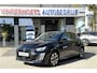 Peugeot 208 100 Pk Benzine * Sportieve Allure * Navigatie & Spotify draadloos via Apple Carply / Android Auto op groot Touch Screen scherm * L.M. Velgen * Parkeersensoren * Climate & Cruise Control * Vingerhoets; Vierde Generatie Eersteklas Service. Al meer dan 100 jaar een begrip in de Brabantse Kempen.