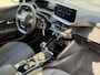 Peugeot 208 100 Pk Benzine * Sportieve Allure * KHG-71-Z * Navigatie & Spotify draadloos via Apple Carply / Android Auto op groot Touch Screen scherm * L.M. Velgen * Parkeersensoren * Climate & Cruise Control * Vingerhoets; Vierde Generatie Eersteklas Service. Al meer dan 100 jaar een begrip in de Brabantse Kempen.