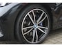 BMW 3-Serie 330e 292PK xDRIVE | PANORAMISCH SCHUIF/KANTEL DAK | M-SPORT PRO-PAKKET | M-SPORT REMMEN UITGEVOERD IN DONKERBLAUW MET M LOGO | BMW LIVE COCKPIT PROFESSIONAL | CURVED DISPLAY |DRIVING ASSISTANT INCL. HEAD-UP DISPLAY | PARKING ASSIST INCL. ACHTERUITRIJCAMERA | ADAPTIEVE LED KOPLAMPEN |SHADOW LINE | M-SPORTSTOELEN VOOR | LEDER VERNASCA MET CONTRAST STIKSELS M-SPORT | STOEL VERWARMING | DRAADLOZE APPLE CARPLAY | ELEKTRISCH VERSTELBARE STOELEN MET GEHEUGEN FUNCTIE | HEAD UP DISPLAY | DRAADLOZE TELEFOONLADER | DODEHOEK BEWAKING | COMFORT PACK INCL. ELEKTRISCHE ACHTERKLEP | ADAPTIVE CRUISE CONTROL | HIFI AUDIO DAB+ RADIO | COMFORT ACCESS (KEYLESS ENTRY)| DONKER GETINTE ACHTERRUITEN |