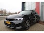BMW 3-Serie 330e 292PK xDRIVE | PANORAMISCH SCHUIF/KANTEL DAK | M-SPORT PRO-PAKKET | M-SPORT REMMEN UITGEVOERD IN DONKERBLAUW MET M LOGO | BMW LIVE COCKPIT PROFESSIONAL | CURVED DISPLAY |DRIVING ASSISTANT INCL. HEAD-UP DISPLAY | PARKING ASSIST INCL. ACHTERUITRIJCAMERA | ADAPTIEVE LED KOPLAMPEN |SHADOW LINE | M-SPORTSTOELEN VOOR | LEDER VERNASCA MET CONTRAST STIKSELS M-SPORT | STOEL VERWARMING | DRAADLOZE APPLE CARPLAY | ELEKTRISCH VERSTELBARE STOELEN MET GEHEUGEN FUNCTIE | HEAD UP DISPLAY | DRAADLOZE TELEFOONLADER | DODEHOEK BEWAKING | COMFORT PACK INCL. ELEKTRISCHE ACHTERKLEP | ADAPTIVE CRUISE CONTROL | HIFI AUDIO DAB+ RADIO | COMFORT ACCESS (KEYLESS ENTRY)| DONKER GETINTE ACHTERRUITEN |