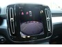 Volvo XC40 B4 197PK AUT7 Plus Dark | Harman/Kardon Premium Audio | Adaptive Cruise & Pilot Assist | Semi elektrische trekhaak | Verwarmbare voorstoelen | Verwarmbaar stuurwiel | Premium audio by Harman Kardon | 19" Velgen | Power Seats incl. Memory |