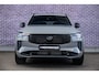 Volvo XC90 2.0 T8 Plug-in hybrid AWD Ultra Black Ed. Exec. Adaptieve Cruise Control | Elektr. schuif-\-kanteldak | 360 Camera | Luchtvering | Bowers & Wilkins Premium Audio | Extra getint glas | Gelamineerde ramen | Geventileerde voorstoelen | Stoelverwarming | Stoelmassage | Verwarmd stuurwiel | Google Services | Head-up display | Alcantara hemelbekleding | 22" Lichtmetalen velgen |