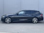 BMW 3-Serie Touring 330e xDrive M-Sport Plug-in PHEV Shadow Line / Wide Screen / 1500kg Trekgewicht / M-pakket / Panorama dak / Parkeerassistent-pakket / 18" breedset LM wielen / Elektrische achterklep / Elektrische Stoelen / HUD /  Apple Carplay/Android /