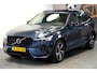 Volvo XC60 2.0 T8 AWD 335kW/456pk Aut8 Plug-in hybrid Long Range R-Design LUCHTVERING + BOWERS&WILKINS + ADAPT.CRUISE + PILOT ASSIST + STOEL-&STUURVERWARMING + GOOGLE DASH + KEYLESS ENTRY&GO + LANE ASSIST + CAMERA + EL.TREKHAAK + PARKSENSOREN V&A + 19" LM-VELGEN!!