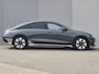 Hyundai Ioniq 6 Lounge 77.4 kWh Automaat / SOH 100% / Fabrieksgarantie tot 03-2028 / Dealer onderhouden / CCS snellader / Elektrische stoelen met Relax / Head Up Display / warmtepomp / Camera / Apple Carplay Android / 18" LM wielen / Stuur- Stoel & Achterbank verwarming / Stoelventilatie /