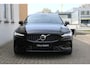 Volvo S60 2.0 B3 Plus Dark | 1e Eigenaar | 100% Dealeronderhouden | 19-Inch Lichtmetalen velgen | Harman Kardon Audio | Andriod Auto | Apple CarPlay | Verwarmbaar stuurwiel | Verwarmbare voorstoellen en achterbank | Achteruitrij camera | Elektrisch Bedienbare voorstoel met Memory | Blind spot