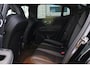 Volvo S60 2.0 B3 Plus Dark | 1e Eigenaar | 100% Dealeronderhouden | 19-Inch Lichtmetalen velgen | Harman Kardon Audio | Andriod Auto | Apple CarPlay | Verwarmbaar stuurwiel | Verwarmbare voorstoellen en achterbank | Achteruitrij camera | Elektrisch Bedienbare voorstoel met Memory | Blind spot