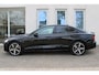 Volvo S60 2.0 B3 Plus Dark | 1e Eigenaar | 100% Dealeronderhouden | 19-Inch Lichtmetalen velgen | Harman Kardon Audio | Andriod Auto | Apple CarPlay | Verwarmbaar stuurwiel | Verwarmbare voorstoellen en achterbank | Achteruitrij camera | Elektrisch Bedienbare voorstoel met Memory | Blind spot