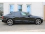 Volvo S60 2.0 B3 Plus Dark | 1e Eigenaar | 100% Dealeronderhouden | 19-Inch Lichtmetalen velgen | Harman Kardon Audio | Andriod Auto | Apple CarPlay | Verwarmbaar stuurwiel | Verwarmbare voorstoellen en achterbank | Achteruitrij camera | Elektrisch Bedienbare voorstoel met Memory | Blind spot