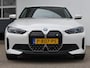 BMW i4 eDrive40 High Executive 84 kWh | SOH 94% | TREKHAAK 1600KG | HEAD-UP DISPLAY | STOELVERWARMING V+A | CAMERA | PARKEERSENSOREN V+A | APPLE CARPLAY / ANDRIOD AUTO | ELEKTRISCHE ACHTERKLEP | KEYLESS | NAVI | LMV 17" |