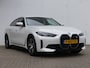 BMW i4 eDrive40 High Executive 84 kWh | SOH 94% | TREKHAAK 1600KG | HEAD-UP DISPLAY | STOELVERWARMING V+A | CAMERA | PARKEERSENSOREN V+A | APPLE CARPLAY / ANDRIOD AUTO | ELEKTRISCHE ACHTERKLEP | KEYLESS | NAVI | LMV 17" |
