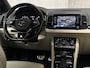 Skoda Karoq 1.5 TSI ACT Deluxe 150Pk Automaat (PANORAMADAK, APPLE CARPLAY, LEDER, ZWART HEMEL, CANTON AUDIO, STOELVERWARMING, ADAPTIVE CRUISE, KEYLESS, GETINT GLAS, CAMERA, NIEUWSTAAT)