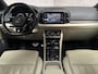 Skoda Karoq 1.5 TSI ACT Deluxe 150Pk Automaat (PANORAMADAK, APPLE CARPLAY, LEDER, ZWART HEMEL, CANTON AUDIO, STOELVERWARMING, ADAPTIVE CRUISE, KEYLESS, GETINT GLAS, CAMERA, NIEUWSTAAT)
