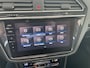 Volkswagen Tiguan 1.5 TSI 2x R-line Achteruitrijcamera - Virtual dashboard - Apple carplay - Navigatie - Parkeersensoren - Licht metalen velgen 20 inch - Mistlampen - Dakrails - IQ light - Hill hold functie - Radio - Extra getint glas - Lederen bekleding - Stuur multifunctioneel - Stoelverwarming - stuurverwarming - Regensensor - Bluetooth