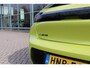 Peugeot e-208 EV GT 156PK 51 kWh | WARMTEPOMP | ALCANTARA "EXECUTIVE INTERIOR" (STOEL VERWARMING/ELEKTRISCH VERSTELBARE BESTUUDERSSTOEL MET MASSAGE FUNCTIE/ALCANTARA BEKLEDING | METAALLAK "JAUNE AGUENDA" | DRIVE ASSIST PLUS PACK (ADAPTIVE CRUISE CONTROL/STOP & GO FUNCTIE/LANE KEEPING/POSITIONING ASSIST) | 17" LICHTMETALEN VELGEN "YANAKA" | SFEER VERLICHTING IN 8 KLEUREN | KEYLESS ENTRY/START | DRAADLOZE APPLE CARPLAY/ANDROID AUTO | DRAADLOZE TELEFOONLADER | VISION & NAVIGATION PACK (NAVIGATIE/HD CAMERA VOOR EN ACHTER/DODEHOEK BEWAKING/INSTAPVERLICHTING | FULL LED KOPLAMPEN |