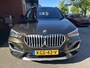 BMW X1 sDrive18i High Executive Xline // DEALER ONDERHOUDEN!! // SPORTSTOELEN // FULL LED // HALF LEER // CAMERA // TREKHAAK // NAVI // CLIMA // CRUISE !!
