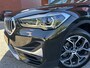 BMW X1 sDrive18i High Executive Xline // DEALER ONDERHOUDEN!! // SPORTSTOELEN // FULL LED // HALF LEER // CAMERA // TREKHAAK // NAVI // CLIMA // CRUISE !!