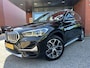 BMW X1 sDrive18i High Executive Xline // DEALER ONDERHOUDEN!! // SPORTSTOELEN // FULL LED // HALF LEER // CAMERA // TREKHAAK // NAVI // CLIMA // CRUISE !!