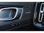 Volvo XC40 B3 Plus Dark - IntelliSafe Assist & Surround - 360º Camera - Harman Kardon audio - Adaptieve LED koplampen - Verwarmde voorstoelen & stuur - Parkeersensoren voor & achter - Elektr. bedienb. voorstoelen met geheugen links - Draadloze tel. lader - Standkachel - Extra getint glas - 18' LMV