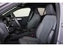 Volvo XC40 B3 Plus Dark - IntelliSafe Assist & Surround - 360º Camera - Harman Kardon audio - Adaptieve LED koplampen - Verwarmde voorstoelen & stuur - Parkeersensoren voor & achter - Elektr. bedienb. voorstoelen met geheugen links - Draadloze tel. lader - Standkachel - Extra getint glas - 18' LMV