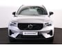 Volvo XC40 B3 Plus Dark - IntelliSafe Assist & Surround - 360º Camera - Harman Kardon audio - Adaptieve LED koplampen - Verwarmde voorstoelen & stuur - Parkeersensoren voor & achter - Elektr. bedienb. voorstoelen met geheugen links - Draadloze tel. lader - Standkachel - Extra getint glas - 18' LMV