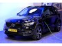 Volvo XC40 1.5 T5 Plug-in Hybrid 193kW/262pk DCT7 R-Design PANORAMADAK + LEER + ADAPT.CRUISE + PILOT ASSIST + NAVI SENSUS + BLIS + LANE ASSIST + PARKEERKLIMAAT + ACHTERUITRIJCAMERA + KEYLESS ENTRY&GO + PARKSENSOREN V&A + 19” LM-VELGEN!!