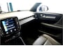 Volvo XC40 1.5 T5 Plug-in Hybrid 193kW/262pk DCT7 R-Design PANORAMADAK + LEER + ADAPT.CRUISE + PILOT ASSIST + NAVI SENSUS + BLIS + LANE ASSIST + PARKEERKLIMAAT + ACHTERUITRIJCAMERA + KEYLESS ENTRY&GO + PARKSENSOREN V&A + 19” LM-VELGEN!!