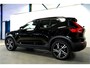Volvo XC40 1.5 T5 Plug-in Hybrid 193kW/262pk DCT7 R-Design PANORAMADAK + LEER + ADAPT.CRUISE + PILOT ASSIST + NAVI SENSUS + BLIS + LANE ASSIST + PARKEERKLIMAAT + ACHTERUITRIJCAMERA + KEYLESS ENTRY&GO + PARKSENSOREN V&A + 19” LM-VELGEN!!