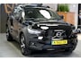 Volvo XC40 1.5 T5 Plug-in Hybrid 193kW/262pk DCT7 R-Design PANORAMADAK + LEER + ADAPT.CRUISE + PILOT ASSIST + NAVI SENSUS + BLIS + LANE ASSIST + PARKEERKLIMAAT + ACHTERUITRIJCAMERA + KEYLESS ENTRY&GO + PARKSENSOREN V&A + 19” LM-VELGEN!!