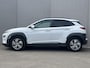Hyundai Kona Electric EV Fashion 64 kWh / Origineel NL auto / Cruise Control Adaptief / Lane Assist / Dode Hoek Detectie / Keyless Entry & Start / Apple Carplay & Android Auto / Navigatie / Lichtmetalen Velgen 17" / Head-Up Display /