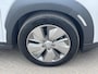 Hyundai Kona Electric EV Fashion 64 kWh / Origineel NL auto / Cruise Control Adaptief / Lane Assist / Dode Hoek Detectie / Keyless Entry & Start / Apple Carplay & Android Auto / Navigatie / Lichtmetalen Velgen 17" / Head-Up Display /