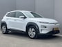 Hyundai Kona Electric EV Fashion 64 kWh / Origineel NL auto / Cruise Control Adaptief / Lane Assist / Dode Hoek Detectie / Keyless Entry & Start / Apple Carplay & Android Auto / Navigatie / Lichtmetalen Velgen 17" / Head-Up Display /