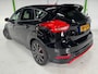 Ford Focus 1.5 ST-Line Red Edition / Stoelverwarming / Stuurverwarming / Bluetooth / 18 inch / Boekjes en historie aanwezig.