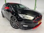 Ford Focus 1.5 ST-Line Red Edition / Stoelverwarming / Stuurverwarming / Bluetooth / 18 inch / Boekjes en historie aanwezig.